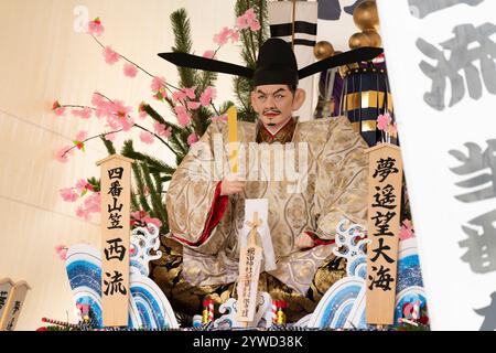 Hakata Gion Yamakasa, Fukuoka City, Kyushu, Giappone. Questo festival registrato come patrimonio immateriale dell'UNESCO vede gli uomini portare santuari portatili Foto Stock