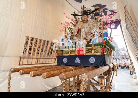 Hakata Gion Yamakasa, Fukuoka City, Kyushu, Giappone. Questo festival registrato come patrimonio immateriale dell'UNESCO vede gli uomini portare santuari portatili Foto Stock