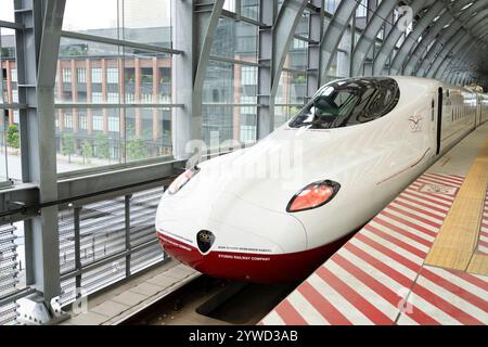 Treno superveloce Nishi Kyushu Shinkansen Kamome che corre da Nagasaki a Takeo-Onsen, Kyushu, Giappone. Foto Stock