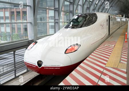 Treno superveloce Nishi Kyushu Shinkansen Kamome che corre da Nagasaki a Takeo-Onsen, Kyushu, Giappone. Foto Stock