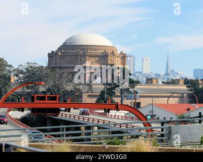 Palazzo delle Belle Arti visto dall'area del parco Tunnel Tops nel Presidio, San Francisco, California, con lo skyline della città sullo sfondo. Foto Stock