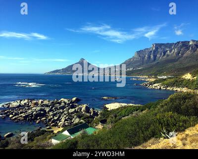 La maestosa costa di città del Capo: Scogliere aspre, montagne torreggianti e acque blu vibranti che catturano l'anima Foto Stock