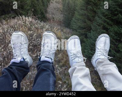 vista ravvicinata di due coppie di gambe dall'alto Foto Stock