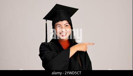 Donna, studio e studentessa universitaria che punta sulla laurea per consigli di carriera, istruzioni e suggerimenti. Persona asiatica, ritratto e felice dentro Foto Stock