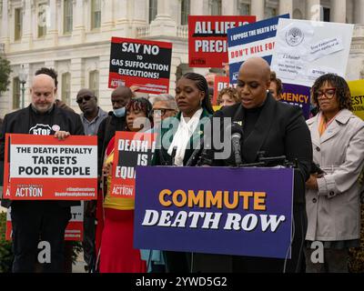 Washington, District of Columbia, USA. 10 dicembre 2024. Rif AYANNA PRESSLEY (D-ma) chiede al presidente Biden di usare la sua autorità di clemenza per commutare le condanne a morte dei 40 individui nel braccio della morte federale e condannarli a una pena detentiva. È affiancata dal Rep. Cori BUSH (D-MO) e da rappresentanti dell'American Civil Liberties Union, Death Penalty Action, Campaign to Free Billie Allen, e Witness to Innocence. (Credit Image: © sue Dorfman/ZUMA Press Wire) SOLO PER USO EDITORIALE! Non per USO commerciale! Foto Stock