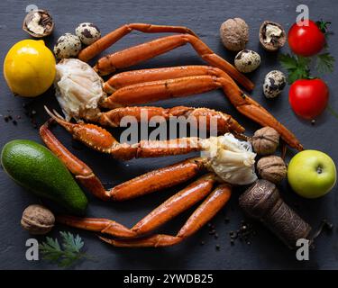 Artigli di granchio da neve sul tavolo della cucina vista dall'alto Foto Stock