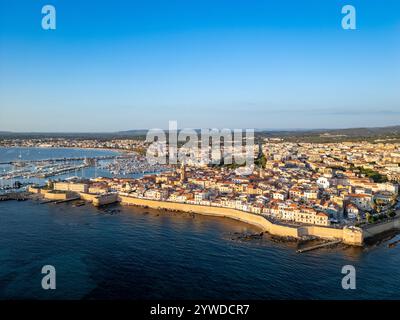 Alghero in Sardegna. Vista panoramica aerea della città in Italia. Foto Stock