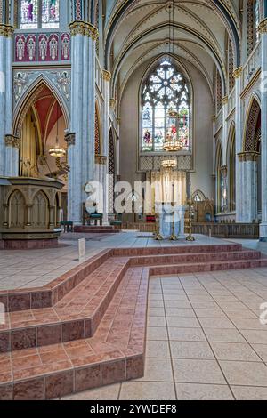 Il transetto, la navata e il pulpito della Cattedrale di Sant'Elena a Helena, Montana, USA Foto Stock