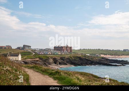 Una vista esterna dell'Headland Hotel che si affaccia su Little Fistral Beach dal South West Coast Path vicino a Newquay, Cornovaglia, Regno Unito Foto Stock