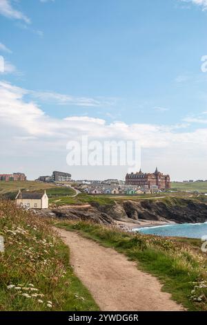 Una vista esterna dell'Headland Hotel che si affaccia su Little Fistral Beach dal South West Coast Path vicino a Newquay, Cornovaglia, Regno Unito Foto Stock