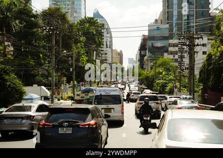 Bangkok, Tailandia, 21 novembre 2024: Traffico stradale all'incrocio della strada trafficata. Foto Stock