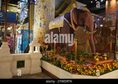 Bangkok, Thailandia, 21 novembre 2024: Scultura di elefanti giganti come decorazione presso il centro commerciale Icon siam Foto Stock