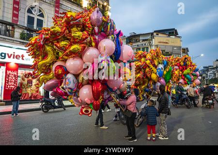 Vietnam, Hanoi, 2024-02-09, Tet festival, Capodanno cinese, festa del Tet, nouvel An lunaire, venditore di palloncini, palloncini, fotografia di Jean-Yves Bardin Foto Stock