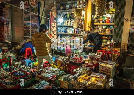 Vietnam, Hanoi, 2024-02-09, mercato notturno, vecchio negozio, negozio di strada, vita notturna, fotografia di Jean-Yves Bardin Foto Stock