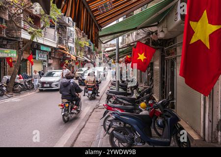 Vietnam, Hanoi, 2024-02-10, Fete du Tet, Tet festival, negozi chiusi, festività, Capodanno cinese, bandiera vietnamita, fotografia di Jean-Yves Bardin Foto Stock