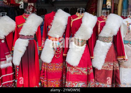 Vietnam, 2024-02-11, Sapa, montagna, Vietnam del Nord, hmong, abito rosso, abiti tradizionali, etnici, abiti tradizionali, fotografia di Jean-Yves Bardin Foto Stock