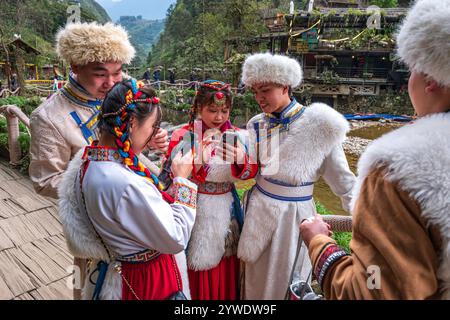 Vietnam, 2024-02-11, Sapa, montagna, Hmong, Capodanno cinese, giovani con abbigliamento tradizionale, Vietnam del Nord, vacanze, turisti, patrimonio Foto Stock