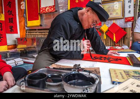 Vietnam, Hanoi, 2024-02-14, Tet festival, Capodanno cinese, calligrafia, calligrafo, tempio della letteratura, fotografia di Jean-Yves Bardin Foto Stock