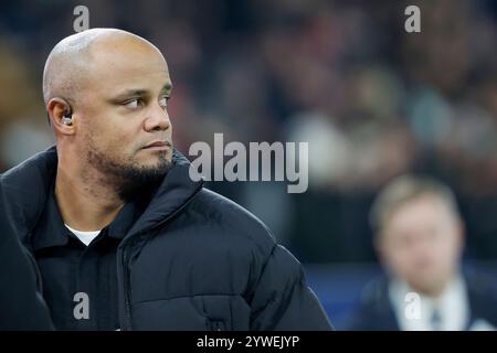 Gelsenkirchen, Ger. 10 dicembre 2024. Bild: V.l. Trainer Vincent Kompany (FC Bayern Muenchen), 10.12.2024, Fussball, Champions League, Schachtar Donezk - Bayern Muenchen, GER, Gelsenkirchen, Arena AufSchalke. Credito: HMB Media/Alamy Live News Foto Stock