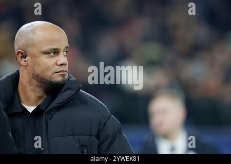 Gelsenkirchen, Ger. 10 dicembre 2024. Bild: V.l. Trainer Vincent Kompany (FC Bayern Muenchen), 10.12.2024, Fussball, Champions League, Schachtar Donezk - Bayern Muenchen, GER, Gelsenkirchen, Arena AufSchalke. Credito: HMB Media/Alamy Live News Foto Stock