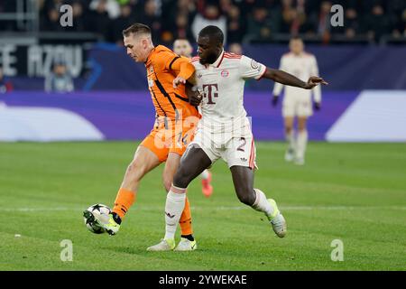 Gelsenkirchen, Ger. 10 dicembre 2024. Bild: V.l. Danylo Sikan (Shakhtar Donetsk, 14) und Dayot Upamecano (FC Bayern Muenchen, 2), 10.12.2024, Fussball, Champions League, Schachtar Donezk - Bayern Muenchen, GER, Gelsenkirchen, Arena AufSchalke. Credito: HMB Media/Alamy Live News Foto Stock