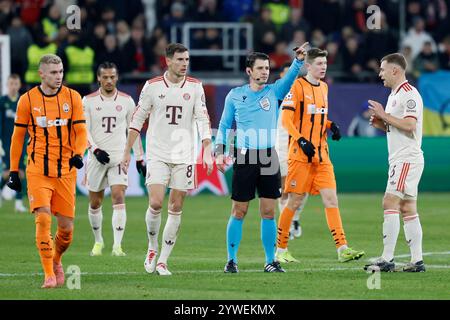 Gelsenkirchen, Ger. 10 dicembre 2024. Bild: V.l. Schiedsrichter, arbitro Umut Meler 10.12.2024, Fussball, Champions League, Schachtar Donezk - Bayern Muenchen, GER, Gelsenkirchen, Arena AufSchalke. Credito: HMB Media/Alamy Live News Foto Stock