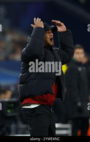 Gelsenkirchen, Ger. 10 dicembre 2024. Bild: V.l. Trainer Vincent Kompany (FC Bayern Muenchen), 10.12.2024, Fussball, Champions League, Schachtar Donezk - Bayern Muenchen, GER, Gelsenkirchen, Arena AufSchalke. Credito: HMB Media/Alamy Live News Foto Stock