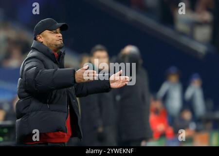 Gelsenkirchen, Ger. 10 dicembre 2024. Bild: V.l. Trainer Vincent Kompany (FC Bayern Muenchen), 10.12.2024, Fussball, Champions League, Schachtar Donezk - Bayern Muenchen, GER, Gelsenkirchen, Arena AufSchalke. Credito: HMB Media/Alamy Live News Foto Stock