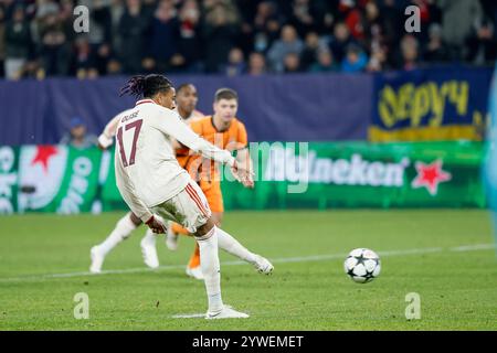 Gelsenkirchen, Ger. 10 dicembre 2024. Bild: V.l. Michael Olise (FC Bayern Muenchen, 17) goal segnato, erzielt das Tor 3:1, zum festeggia il gol per Strafstoß, Strafstoss, Elfer, Elfmeter, 10.12.2024, Fussball, Champions League, Schachtar Donezk - Bayern Muenchen, GER, Gelsenkirchen, Arena AufSchalke. Credito: HMB Media/Alamy Live News Foto Stock