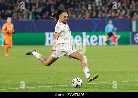 Gelsenkirchen, Ger. 10 dicembre 2024. Bild: V.l. Sacha Boey (FC Bayern Muenchen, 23), 10.12.2024, Fussball, Champions League, Schachtar Donezk - Bayern Muenchen, GER, Gelsenkirchen, Arena AufSchalke. Credito: HMB Media/Alamy Live News Foto Stock