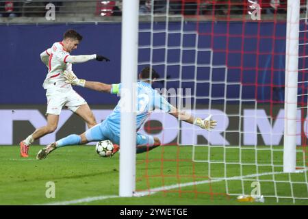 Christoph Baumgartner (14, camera e colazione Leipzig) im Duell mit Torwart Emiliano Martinez (23, Aston Villa). Fussball, UEFA Champions League, Saison 2024/ 2025: RB Leipzig vs. Aston Villa FC AM 10.12.24 in der Red Bull Arena, Lipsia. Foto Stock