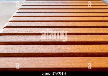 Spranghe in legno sul sedile a panchetta. Legno esotico di Iroko. Dettagli. Primo piano Foto Stock