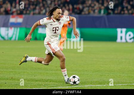 Gelsenkirchen, Germania. 10 dicembre 2024. Bild: V.l. Sacha Boey (FC Bayern Muenchen, 23), 10.12.2024, Fussball, Champions League, Schachtar Donezk - Bayern Muenchen, GER, Gelsenkirchen, Arena AufSchalke. Credito: dpa/Alamy Live News Foto Stock