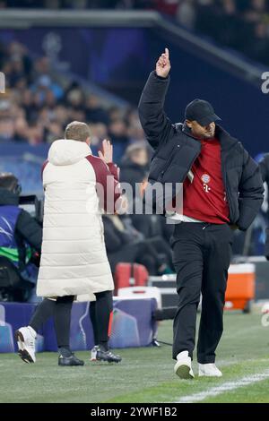 Gelsenkirchen, Germania. 10 dicembre 2024. Bild: V.l. Trainer Vincent Kompany (FC Bayern Muenchen), 10.12.2024, Fussball, Champions League, Schachtar Donezk - Bayern Muenchen, GER, Gelsenkirchen, Arena AufSchalke. Credito: dpa/Alamy Live News Foto Stock