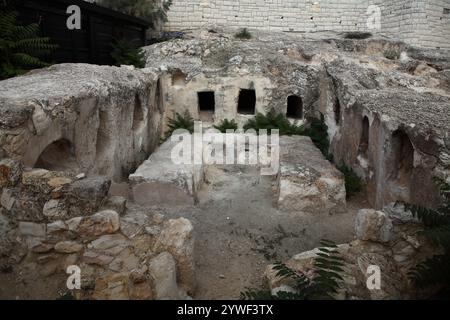 Grotta A, scavata nella roccia antica grotta di sepoltura ebraica dell'era del 2° Tempio sul Monte Scopus, ha nove nicchie e tavola, faceva parte della necropoli di Gerusalemme Foto Stock