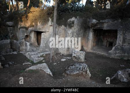 Antico ricavato nella grotta di sepoltura ebraica di roccia risalente all'epoca del secondo Tempio, parte della necropoli di Gerusalemme, città dei morti fuori dalla città. Foto Stock