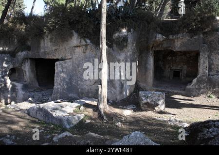 Antico ricavato nella grotta di sepoltura ebraica di roccia risalente all'epoca del secondo Tempio, parte della necropoli di Gerusalemme, città dei morti fuori dalla città. Foto Stock