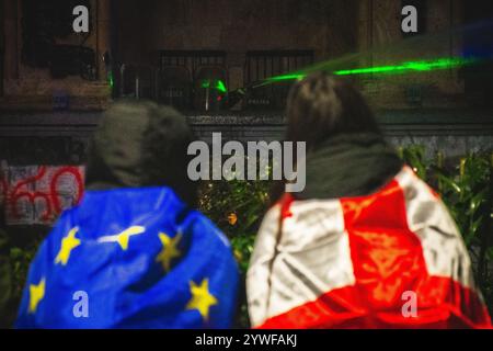 Tbilisi, Georgia - 1 dicembre 2024: Manifestanti georgiani da parte del parlamento protestano e rappresentano l'UE. Manifestazione dell'Unione europea. Proteste contro il governo Foto Stock