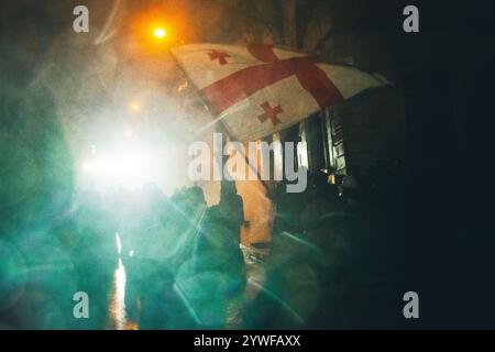 Tbilisi, Georgia - 1 dicembre 2024: I manifestanti georgiani stanno per l'UE. Manifestazione dell'Unione europea. Proteste contro il governo. Libertà per Georg Foto Stock