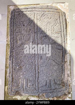 Incisioni su roccia di servitori religiosi di preghiera di Odzun Chruch in Armenia. basilica armena costruita intorno al V-VII secolo nel villaggio di Odzun Foto Stock