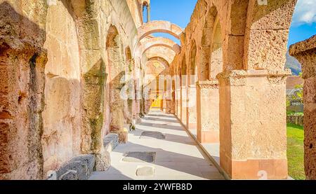 Colonne ad arco e vecchie mura in mattoni della chiesa di Odzun. basilica armena costruita intorno al V-VII secolo nel villaggio Odzun della provincia di Lori Foto Stock