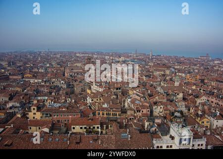 Vecchi motori di lusso in legno ormeggiati sui loro palati sul Canal grande, circondati da edifici storici. Foto Stock