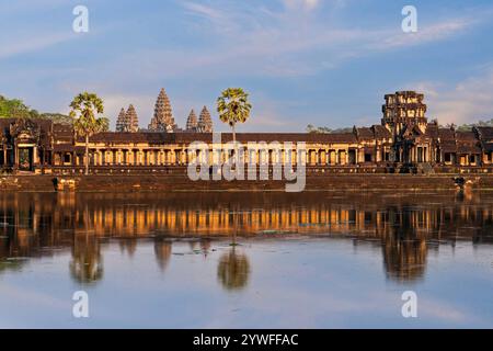 Ammira il tempio di Angkor Wat con il suo riflesso sull'acqua a Siem Reap, Cambogia Foto Stock