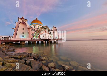 Moschea galleggiante conosciuta anche come moschea Masjid Selat a Malacca, Malesia Foto Stock
