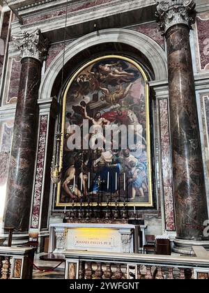 Città del Vaticano, Vaticano - 20 luglio 2022: Uno splendido altare all'interno di una chiesa storica che mostra intricati dipinti rinascimentali e grandi colonne di marmo. Foto Stock