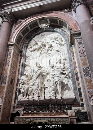 Città del Vaticano, Vaticano - 20 luglio 2022: Splendido rilievo in marmo raffigurante figure bibliche in una cattedrale splendidamente adornata, che mostra intricate arti Foto Stock