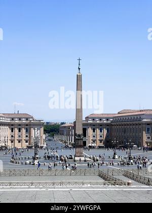 Città del Vaticano, Vaticano - 20 luglio 2022: Una vivace scena in Piazza San Pietro con lo storico obelisco egizio sotto un cielo azzurro Foto Stock