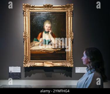 Londra, Regno Unito. 11 dicembre 2024. EMBARGO fino a giovedì 12 dicembre, 00.01. Personale con un dipinto di "Gabrielle-Émilie le Tonnelier de Breteuil, Marchesa du Châtelet". Emilie du Chatelet era un matematico e fisico che tradusse le opere di Isaac Newton. Una nuova mostra svela le affascinanti e sorprendenti storie della scienza a Versailles. La mostra apre al Museo della Scienza e si svolgerà dal 21 dicembre 2024 al 21 aprile 2025. Crediti: Imageplotter/Alamy Live News Foto Stock