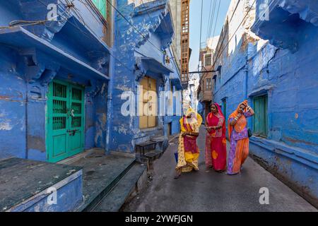 Donne del posto nella città Blu di Jodhpur, India Foto Stock