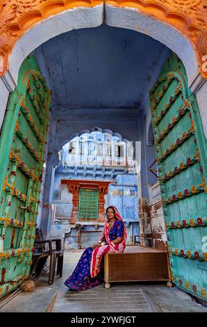 Donna del posto nella città Blu di Jodhpur, India Foto Stock